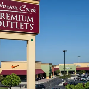 Johnson Creek Premium Outlets